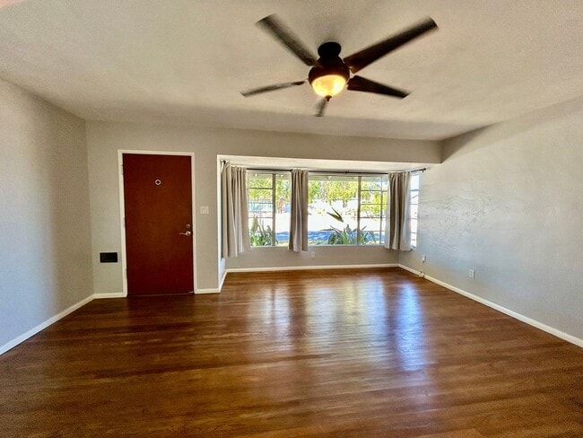Foto del edificio - 2 Bed 1 Bath House with Large Yard in Cent...