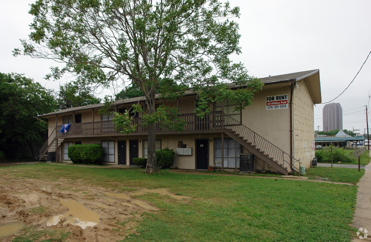 Building Photo - Golden Oaks Apartments