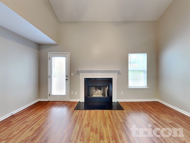 Foto del edificio - 7432 Hidden Creek Dr