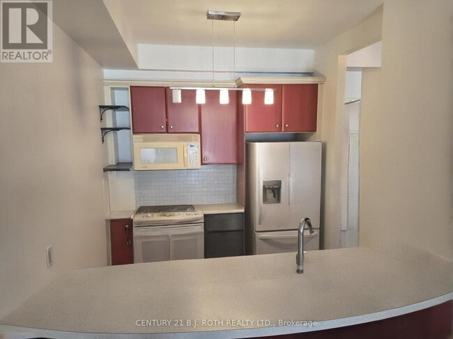 Building Photo - 200 Collier St