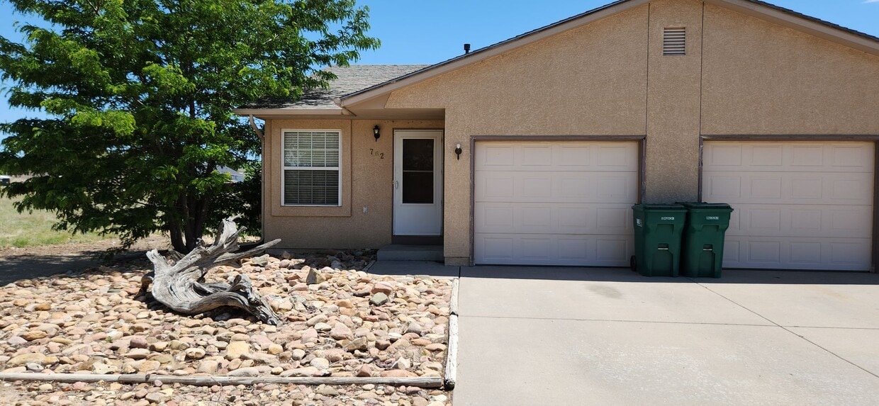 Foto principal - 762 S Honeydew Dr