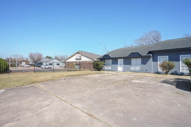 Building Photo - 508 N Texas Ave