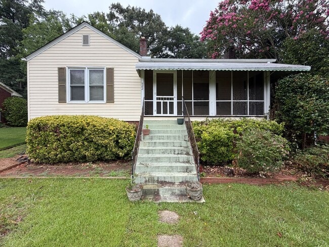 Adorable 2 bedroom, 1 bath home with an upstairs apartment! - Adorable 2 bedroom, 1 bath home with an upstairs apartment!