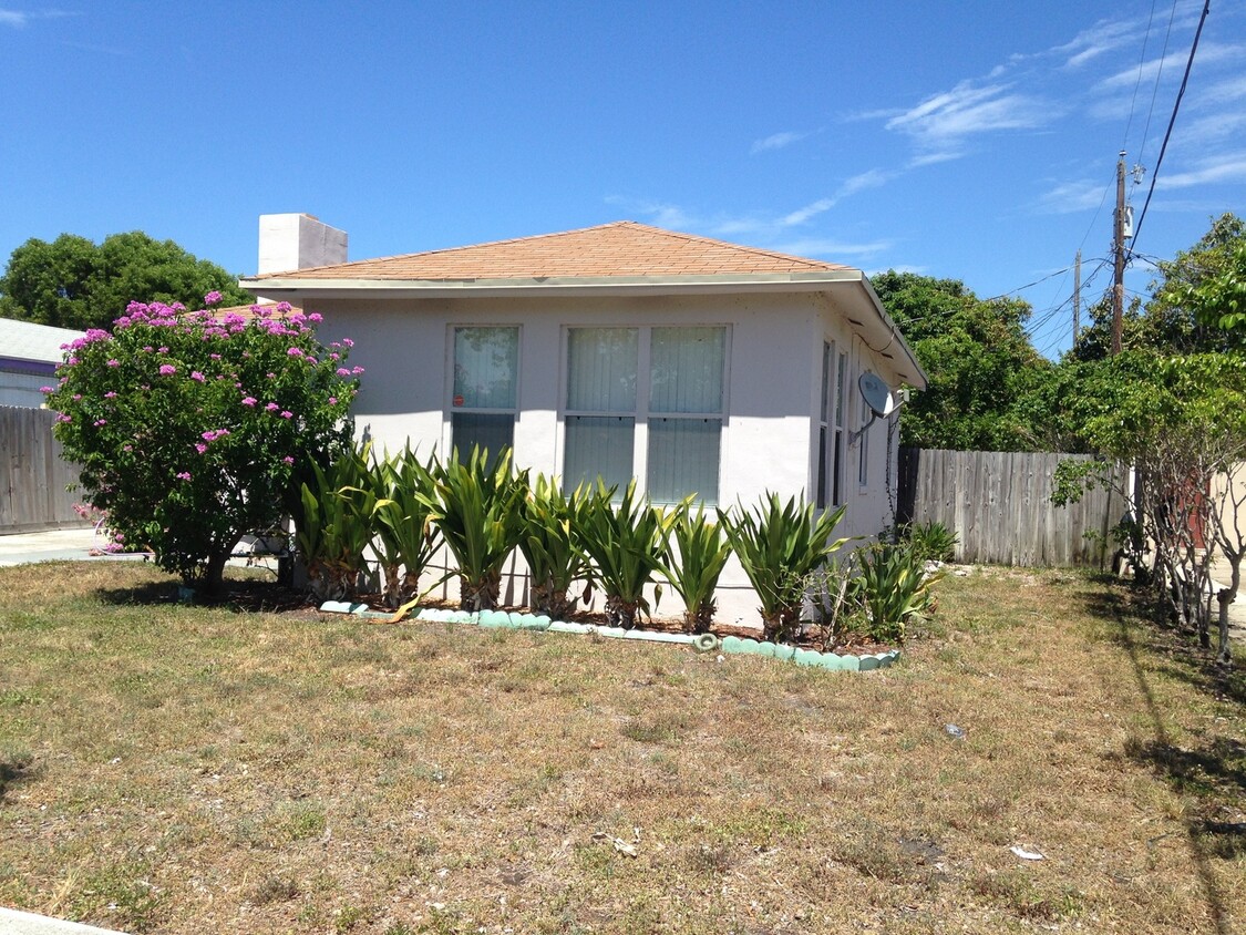 Primary Photo - 2 bedroom 1 bathroom House