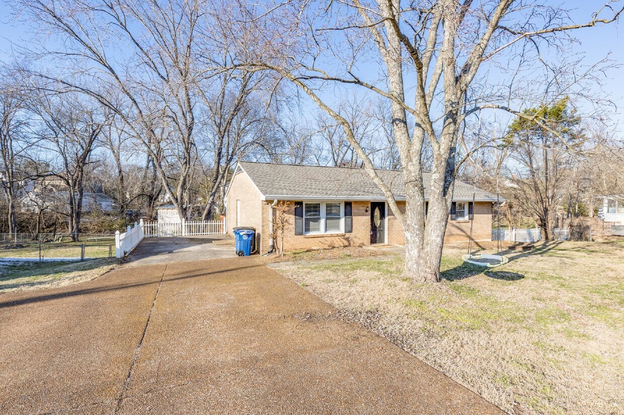 Foto principal - Beautiful 3 Bedroom, 1-Bath Home Across fr...