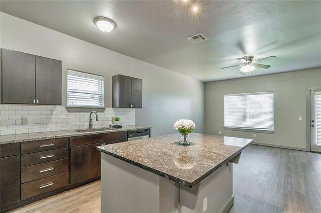 Foto del edificio - 604 NW 175th St