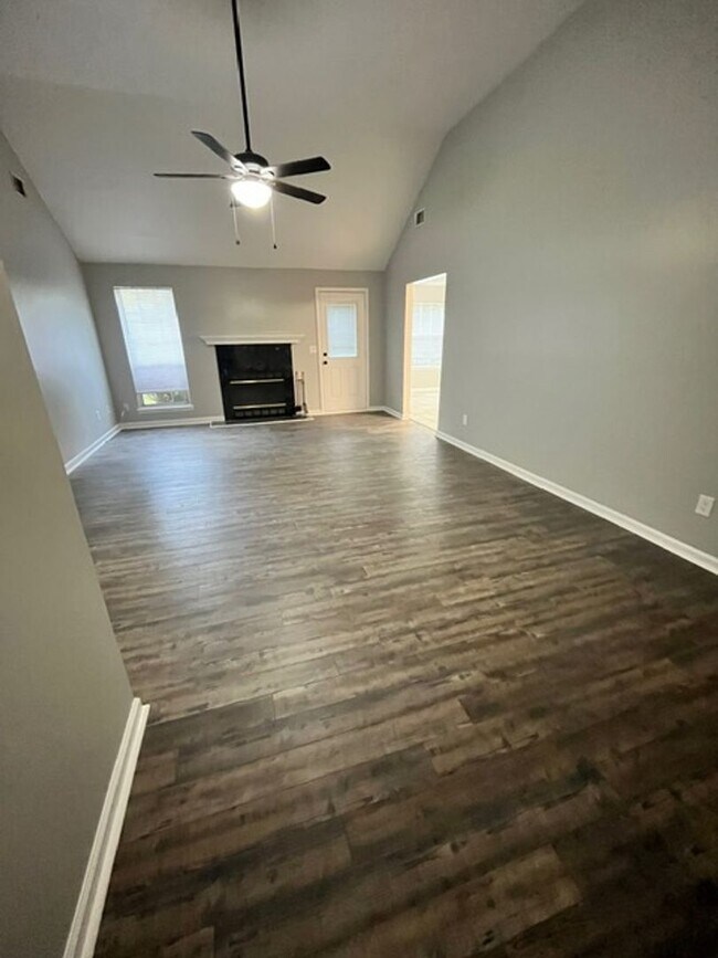 Foto del edificio - A Stunning Home Awaits in Crestview Planta...
