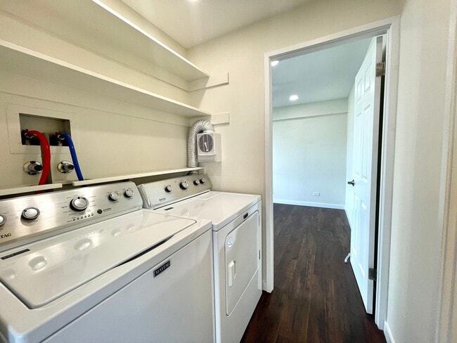 Building Photo - Stunning 2BR/1BA Canal-View Condo – Marina...