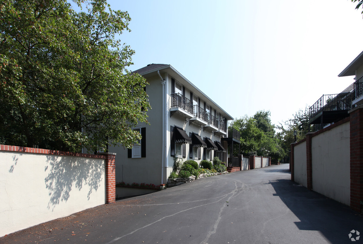 Building Photo - The French Quarters