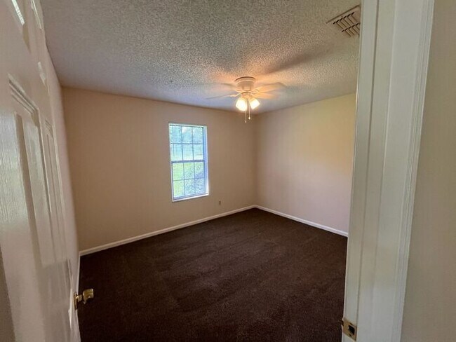 Building Photo - 3 Bedroom 2 Bath house with Garage Near Fl...