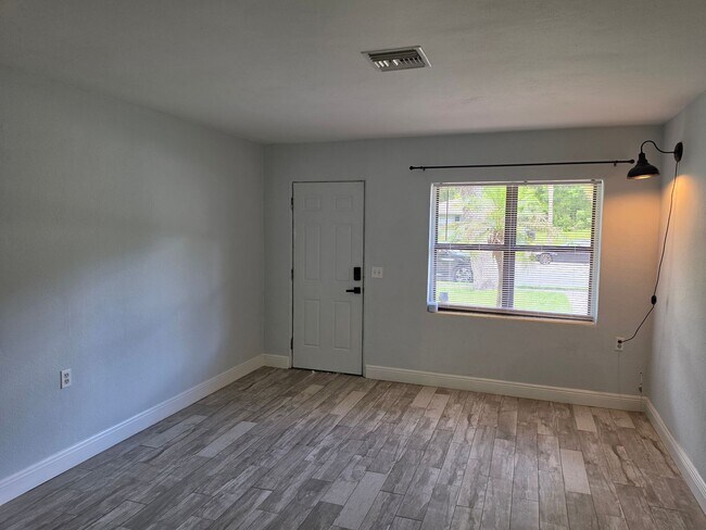 Building Photo - 2205 S Park Ave