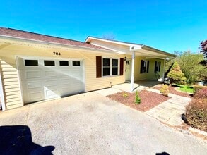 Building Photo - 407 Tavern Hill Rd