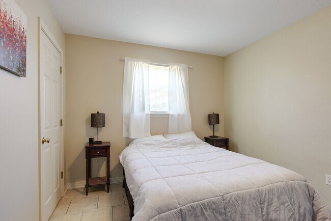 Foto del edificio - Gated complex in Lower garden district with parking.