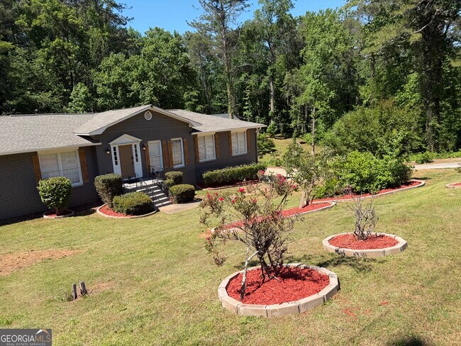 Building Photo - 3336 Camelot Dr NE