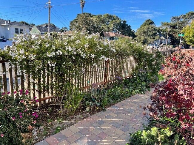 Building Photo - Modern Spanish Bungalow - 1 bed, 1 bath in...