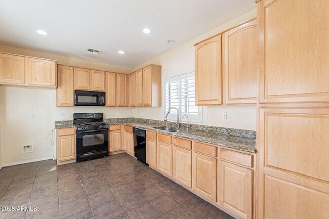 Building Photo - Lifestyle and convenience all in one!