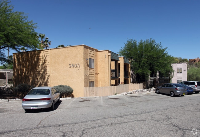 Building Photo - Oasis In The Catalinas