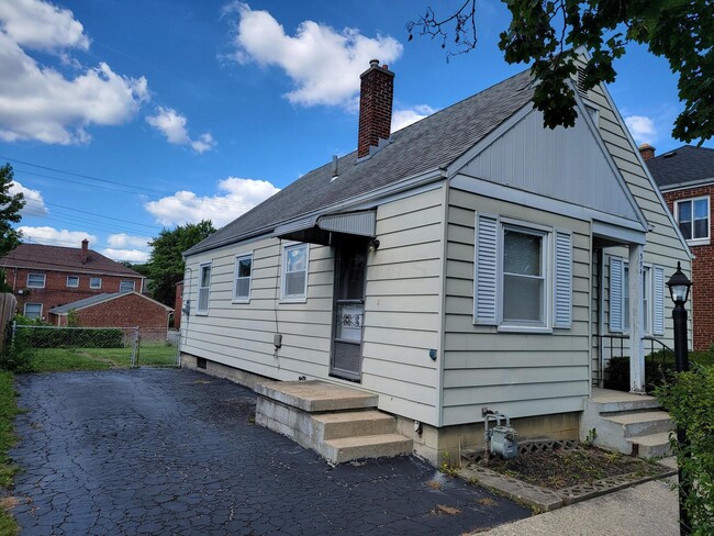 Building Photo - 594 Chatham Rd