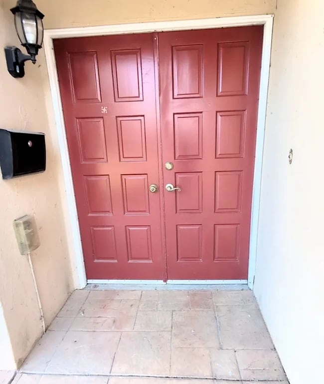 Building Photo - 130 Avenida Espana