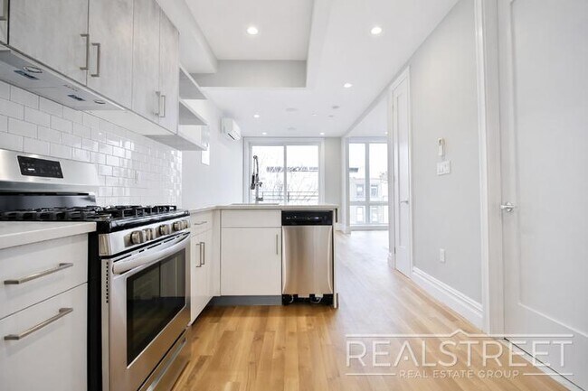 Foto del edificio - Stunning New 1 Bed in Bed Stuy Condo building