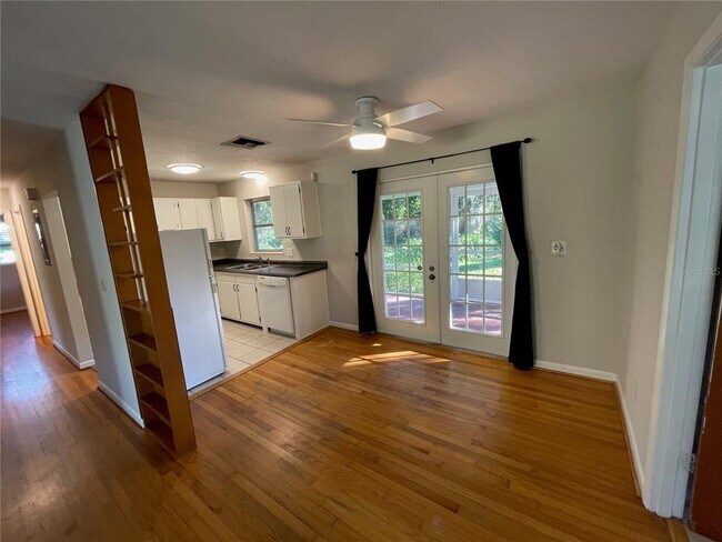 Foto del edificio - 637 Roberta Ave