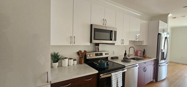 Foto del edificio - Luxury 2-Bed with Massive Closets and Buil...
