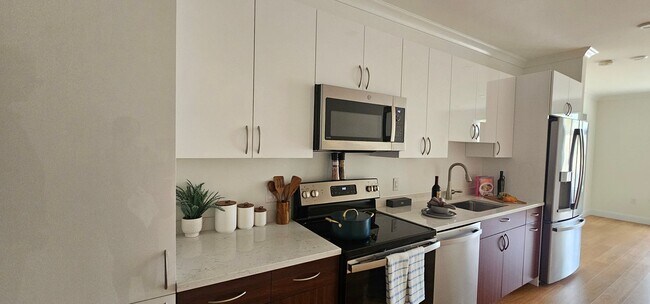 Foto del edificio - Luxury 2-Bed with Massive Closets and Built-in Storage