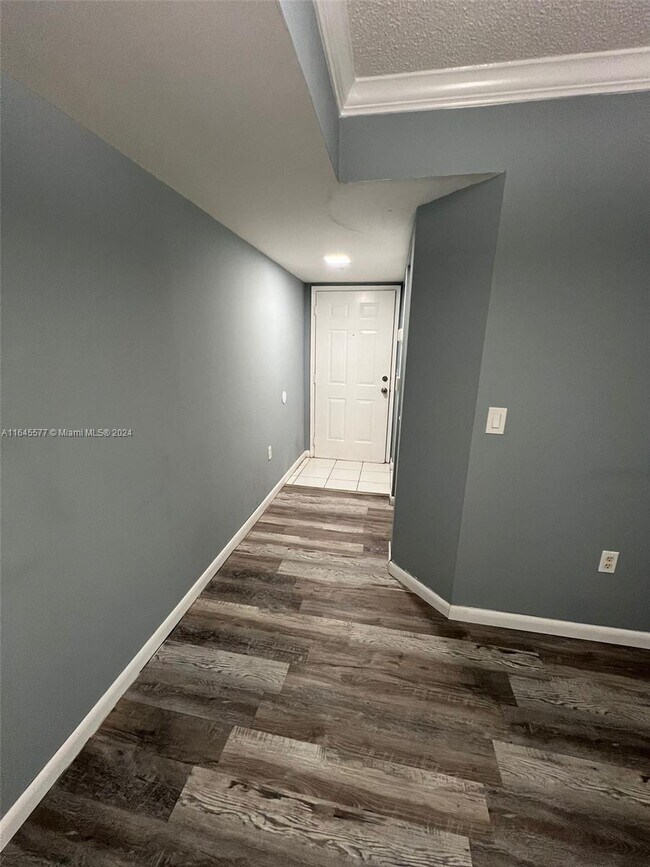 Foto del edificio - 2427 Centergate Dr