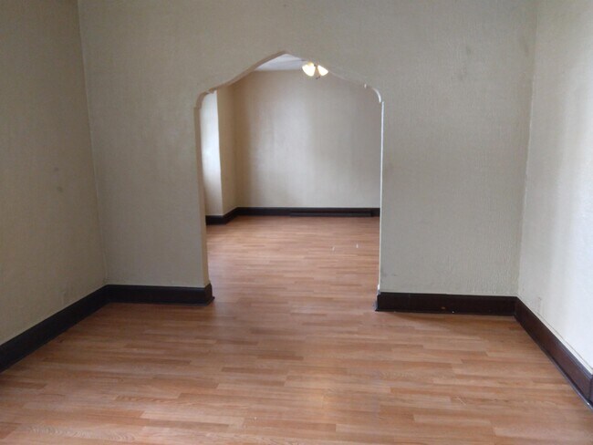 Foto del edificio - 15 Bronson Ave