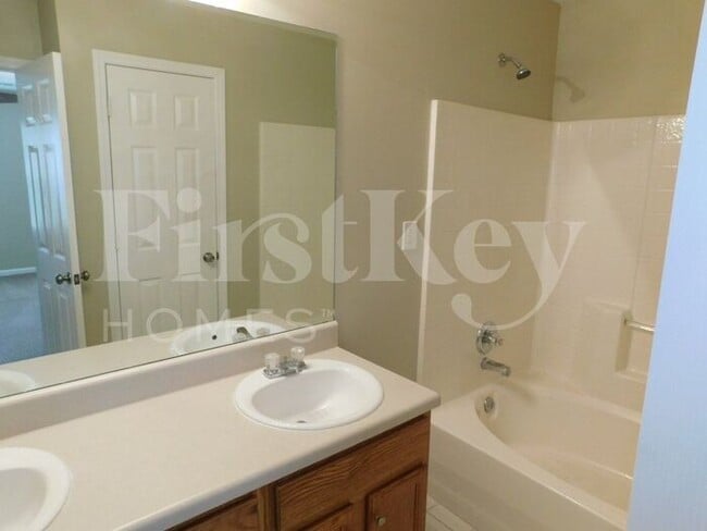 Building Photo - 3901 Doe Run Dr