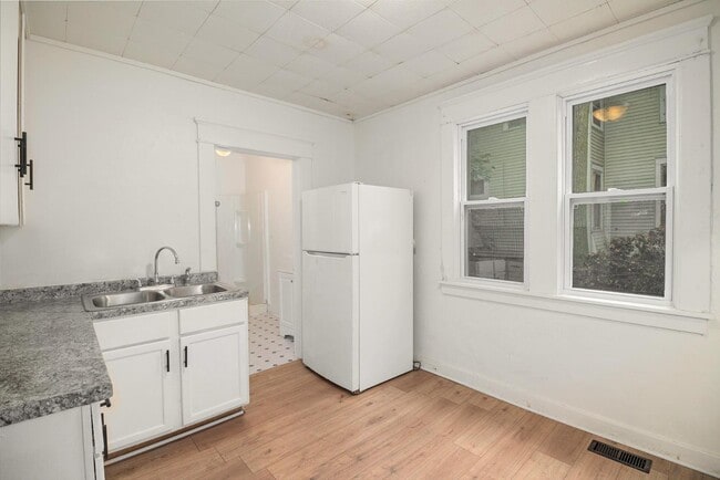 Photo - 811 Larned St Apartment