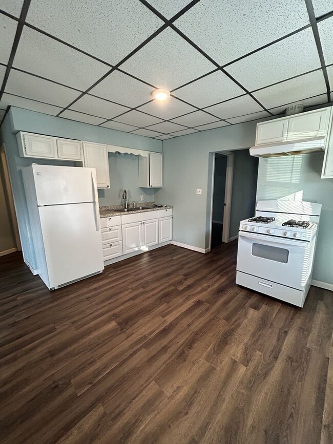 Building Photo - Cute and Cozy 2BR/1BA House