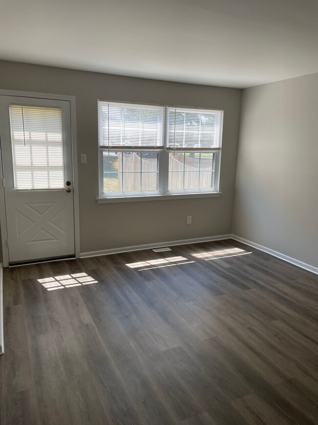 Building Photo - 30 Greensward Ln