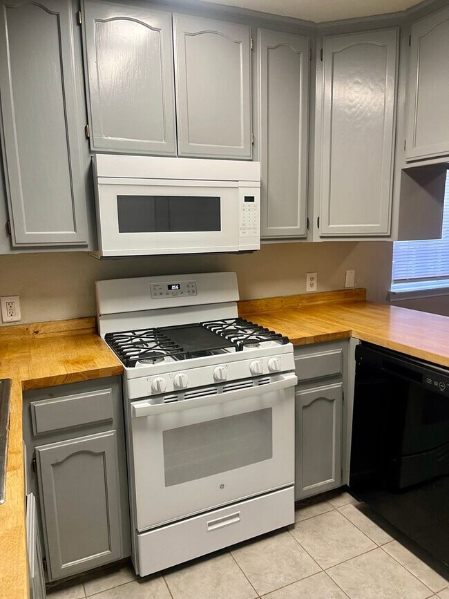 Building Photo - 3 BED 2 BATH HOUSE IN THE ENTERPRISE SCHOOL DISTRICT