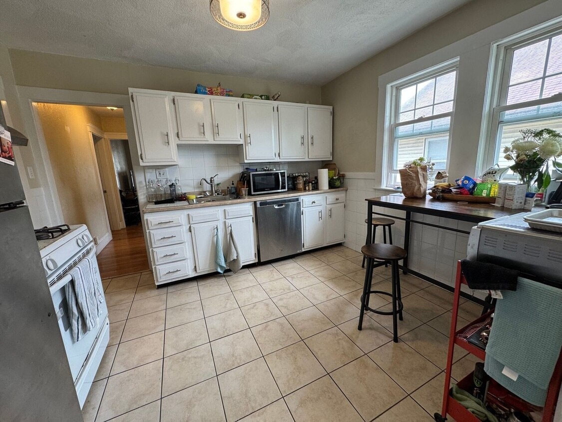 Building Photo - Bright and Spacious 3Bed Avail 8/1 or 9/1 ...