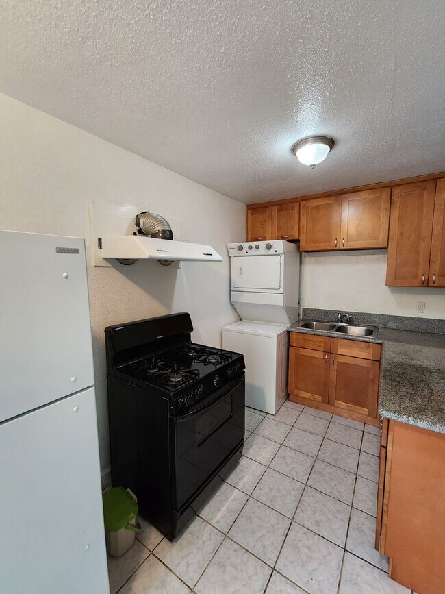 Foto del edificio - Remodeled 2 Bedroom Condo
