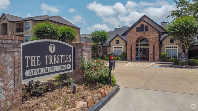 Letreros - The Trestles Apartments