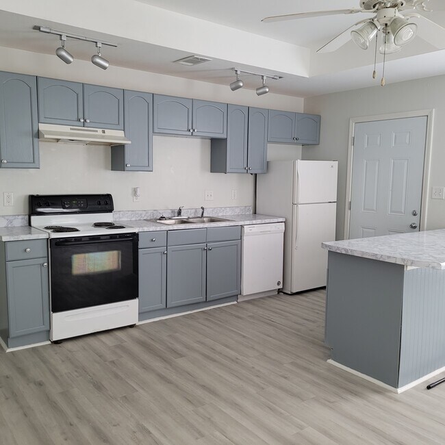 Kitchen - 3633 Southward Dr