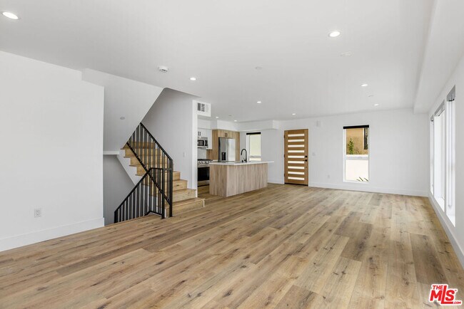 Foto del edificio - 4454 Clinton St