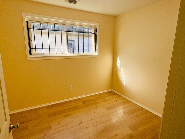 Foto del edificio - Remodeled Detroit rental available now!