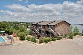 Building Photo - Lake Retreat Condominiums