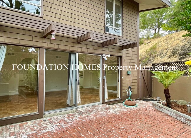 Foto del edificio - Bright & Tranquil End Unit!  A/C! Parking! Community Pool! FOUNDATION