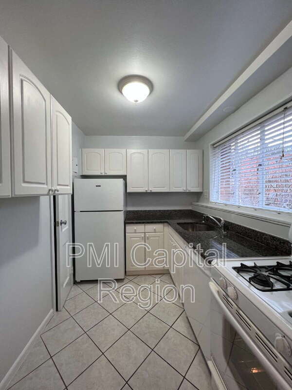 Foto del edificio - 10411 Montrose Ave
