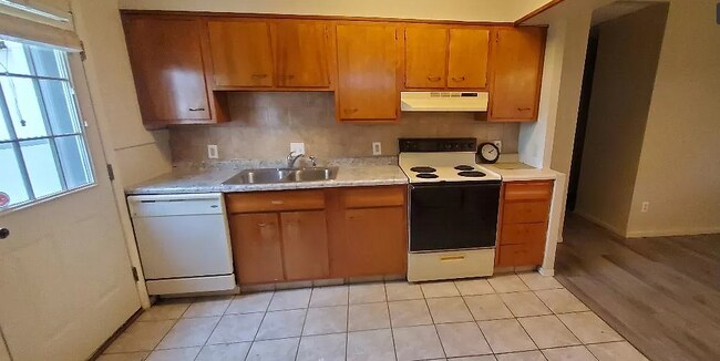Building Photo - 1020 S Eastview Dr