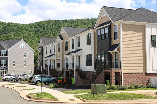 Foto del edificio - Dog-Friendly Townhouse Just South of Downtown Charlottesville