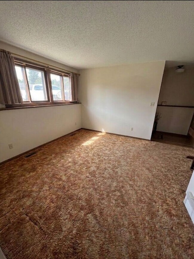 Foto del edificio - 256-256 Upland Dr