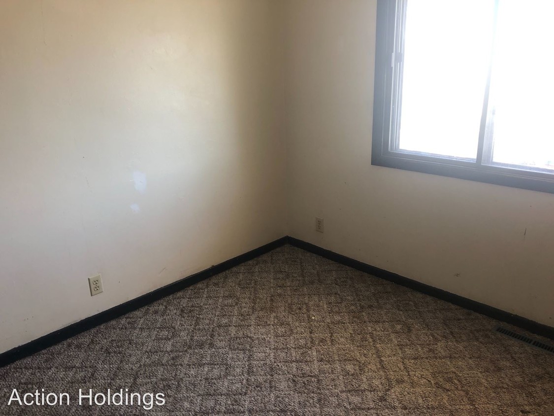 Building Photo - 3 br, 1.5 bath Apartment - 210 N Piper