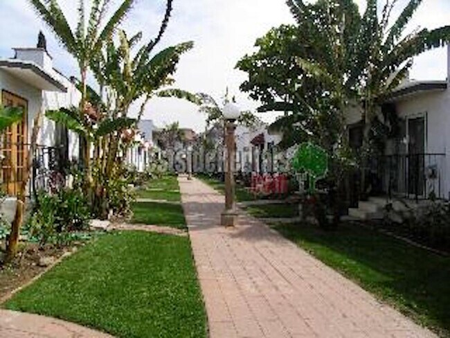Courtyard - 1166 N Hobart Blvd