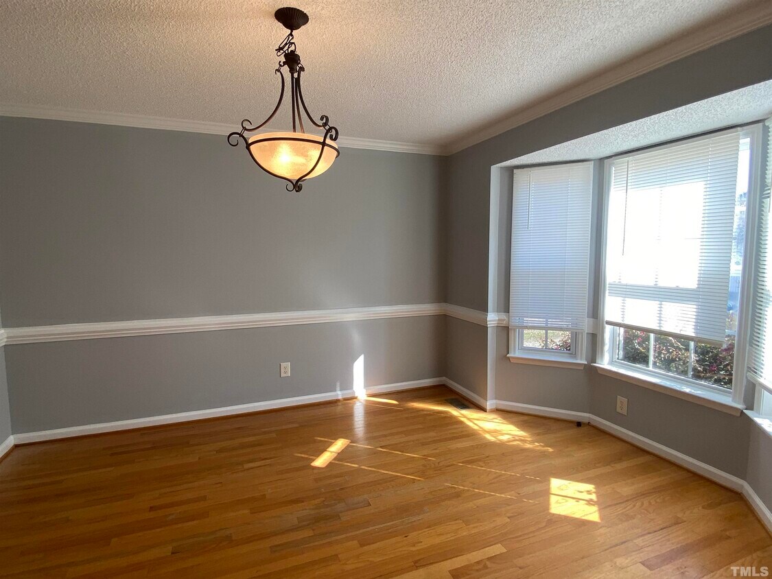 Building Photo - 1636 Middle Ridge Dr