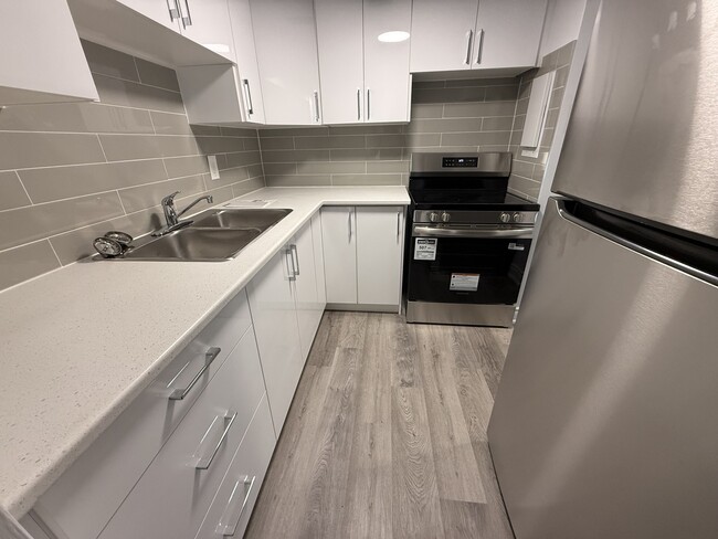 Building Photo - Surrey Place Apartments